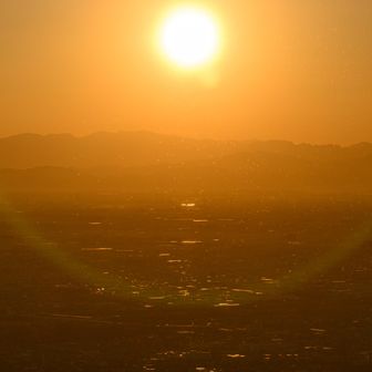 山頂着！先客さんが帰って、まさかの絶景ひとり占め😆
よく見ると、虫の大群がダイヤモンドダストみたいに輝いている！