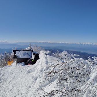 四阿山山頂⑤ 山頂は細長く祠がある