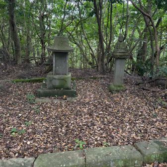 御館山山頂に到着。山頂は神社の上宮です。