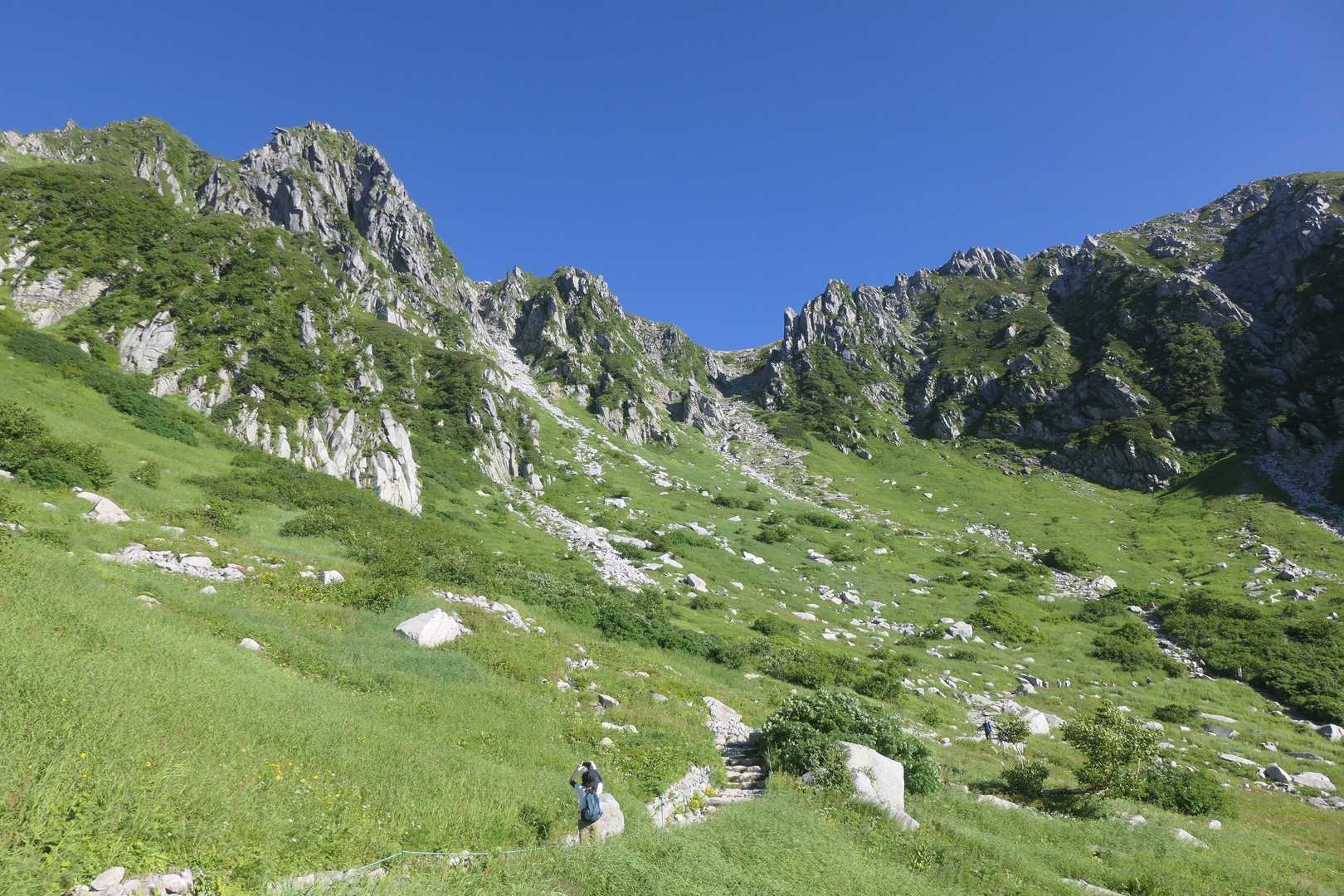 これから登っていく乗越浄土までの登山道が見えます。