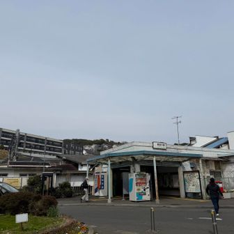 東逗子駅
踏切を越えた先に鷹取山への登山口