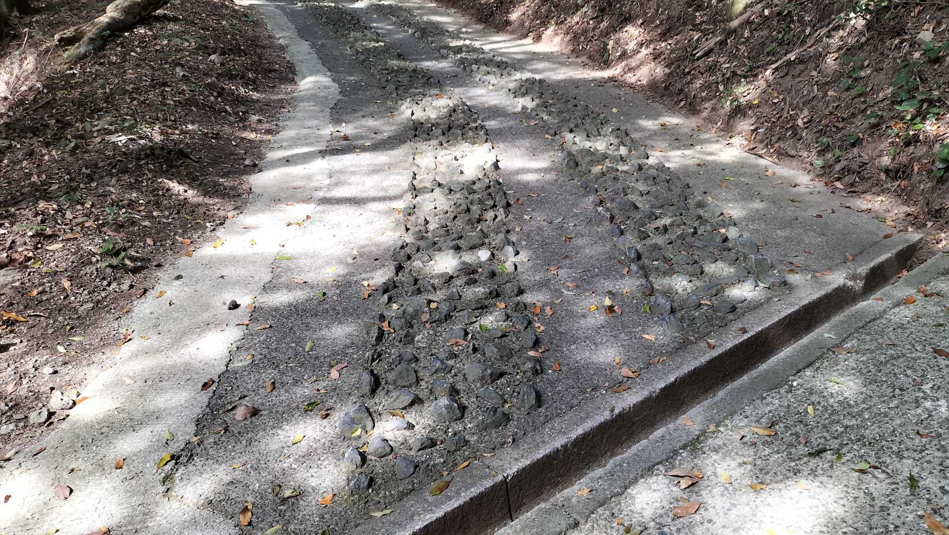 この辺からコンクリート道が急になるので、道路にすべり止めでしょうか？　石のイボイボが作られてます。