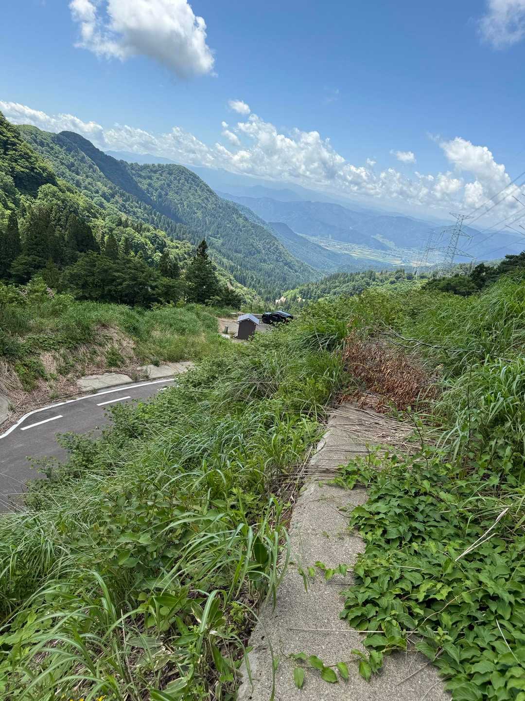 登山口登ったところ
奥から勝山市街
駐車場
祠