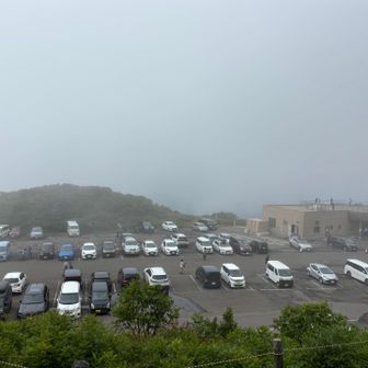 こんな日でも結構埋まってる駐車場🅿️
リフトも動いてるからどんどんハイカーさんが登ってきてる
天気のいい日にしか登りたくない、なんて言ってたけど、さすがに大遠征先では妥協せざるを得ない
私の人生で二度と来れないかもしれない場所だから
曇天だけど、いろんな要素がつまった70座目となった
これからも100の頂に100の喜びを目指して頑張るよ✊