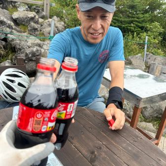 もう一回山頂ヒュッテに戻り、コーラで乾杯‼️🍻
