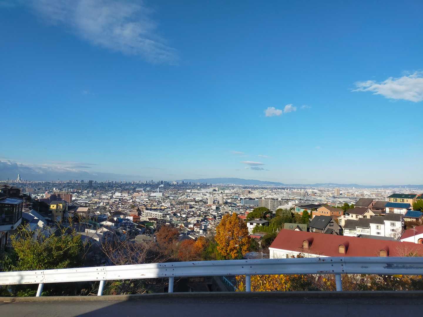 近鉄石切駅降りてすぐの眺望。駅自体が高いところにありますね。眺望は最高です！ 茨木の山も見えます。