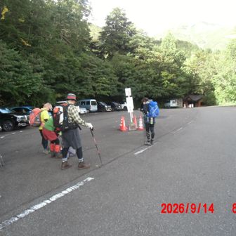 蓮華温泉手前の駐車場に車を停め、白馬大池山荘に向け出発