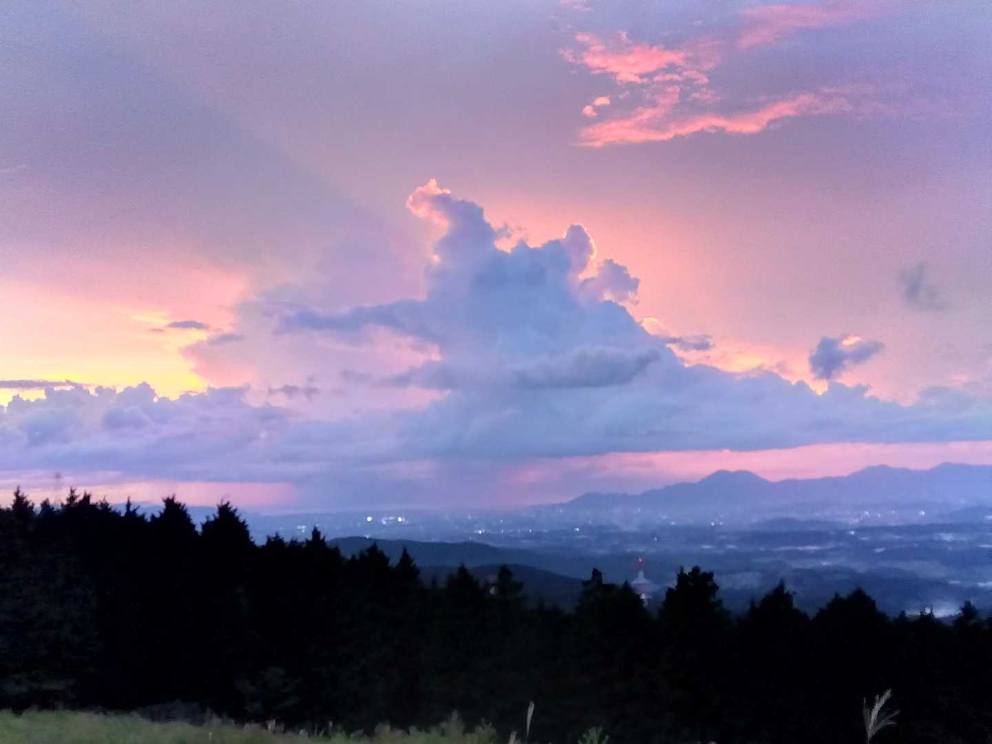まだまだ夏空☁
この入道雲の中で雷が光りまくっていた⚡️
来週末にラスト、トレーニング行けたらいいなぁ。
天気よ、頼む！