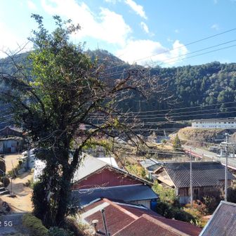 民家の脇を通って