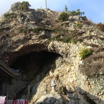 岩山の上に岩屋観世菩薩像が鎮座されています✨