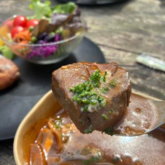 いただきまーす♪
即席なのにコクがあって絶品😋
肉はトロけるような柔らかさはないけど肉肉しくて美味い
水入れすぎて緩いのと塩分をもう少し控えてマイルド感出すといいかも