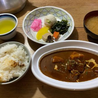 晩御飯。ビーフシチューはぬるい😂
根菜たっぷり味噌汁が温かくて美味しかった。お焦げご飯もお代わり😋
