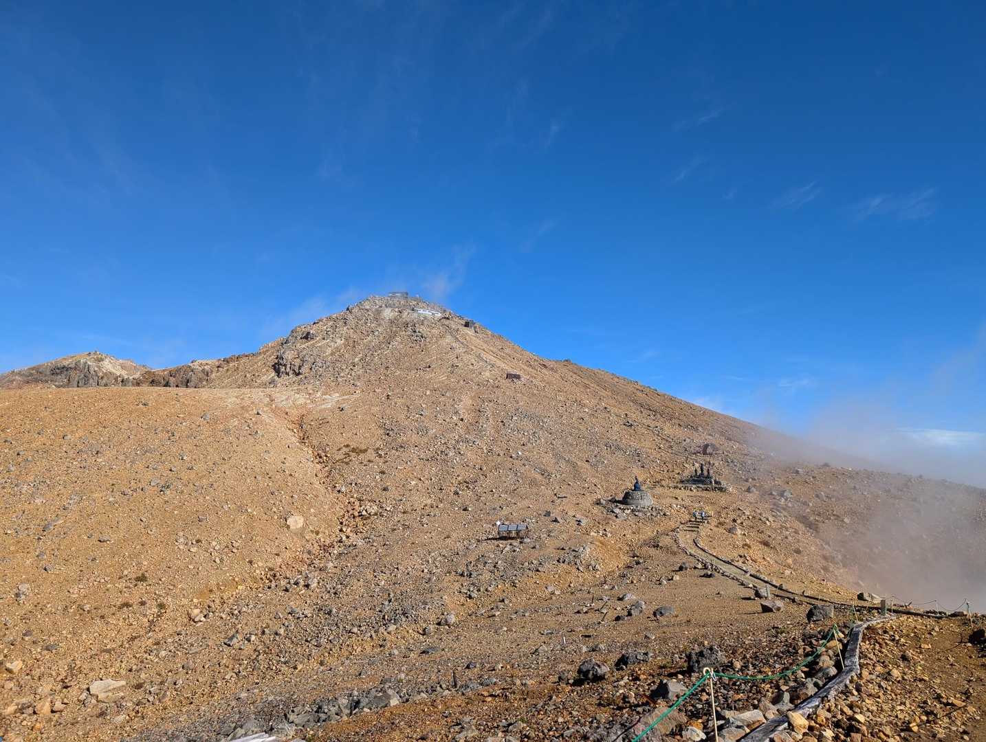 八丁ダルミから剣が峰に続く登山道
シェルターが見えます