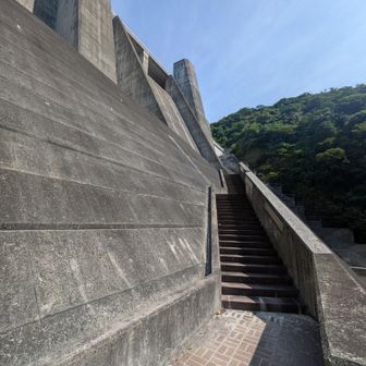 階段でダムを上がる