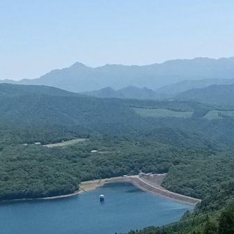 アップして尖った皇海山と袈裟丸山の山々