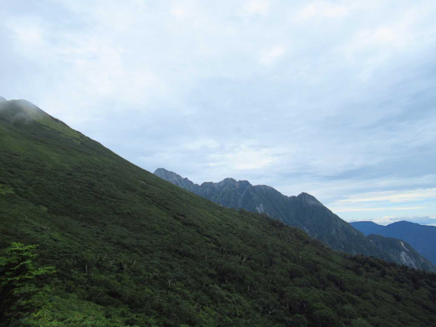 西穂高岳 | 峻険な12の岩峰が連なる稜線を越えて、ジャンダルムと対峙する頂への写真