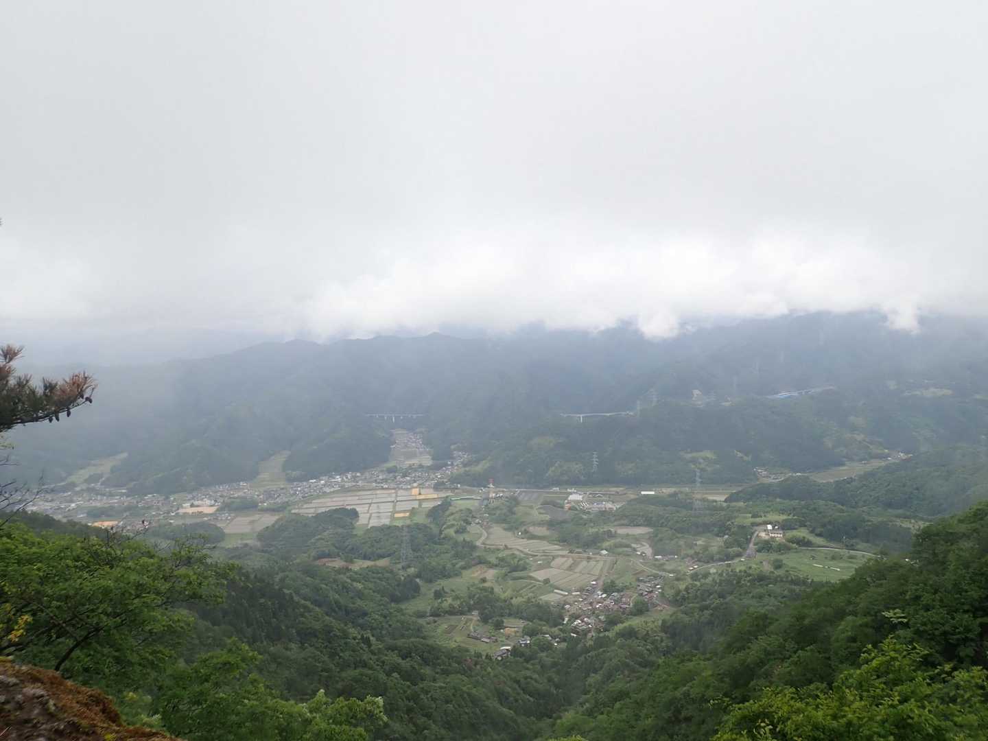 馬の背からの眺め
正面の山はガスの中…