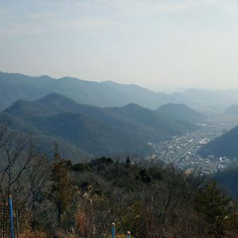 伊勢山展望台からの眺め。

この日（１月16日）は快晴だったものの
黄砂が舞っていた影響で
かなりモヤッてる状況に。

空気が澄んでいたら
手柄山や播磨灘、家島諸島などが
望めるそうなのですが…🤔

こればかりは仕方ないね😓