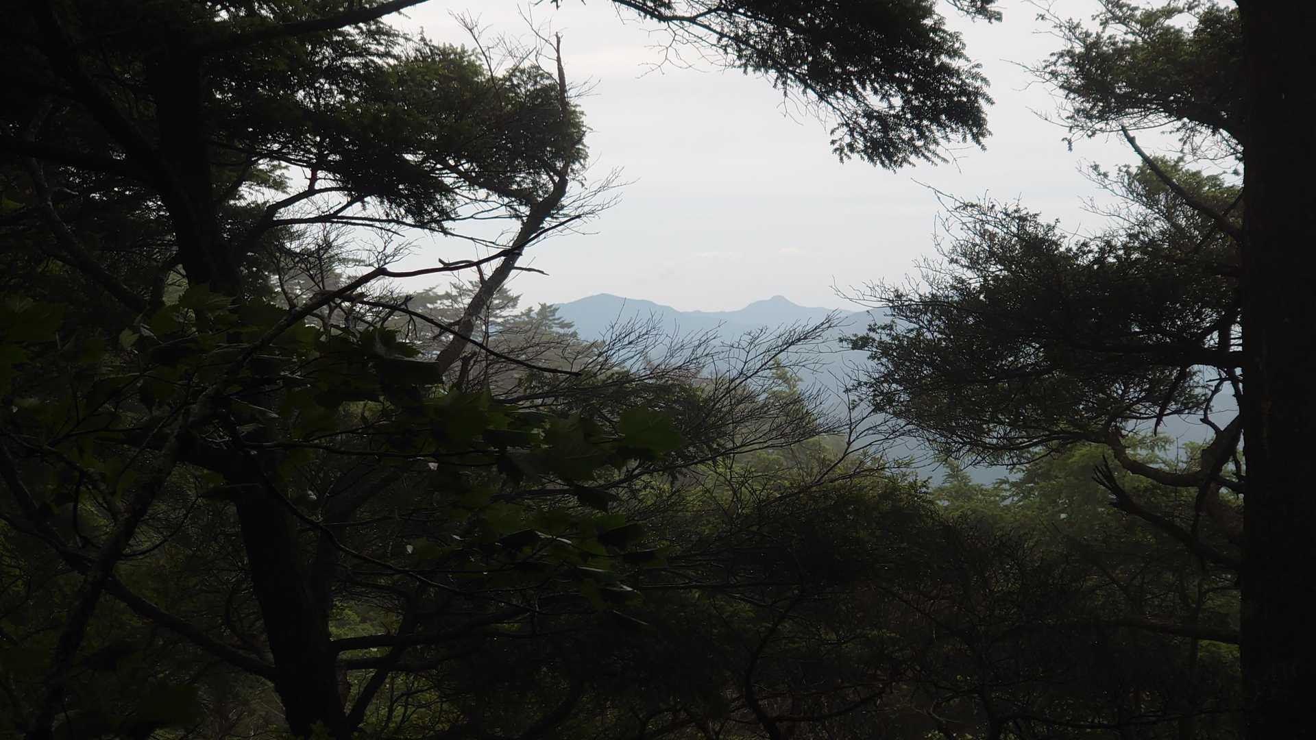 でも、その後すこーしだけ天気が回復しました。

東側は結構しっかり見えて、奥多摩の山々はばっちりでした。

大岳と御前山。