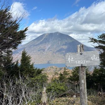 初めての社山
山頂の少し奥に行くと開けてるスペースがあり、風も凌げました。