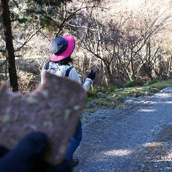 お腹が空いたといって、持ってきた菓子パンを頬張りながら歩きます。ただ、水分を奪われるパンで、のどがからっから。