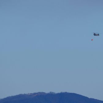 陣馬山と消火活動のヘリ　相模湖で水を汲んでの往復です