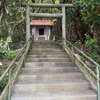 隣のお社に一礼