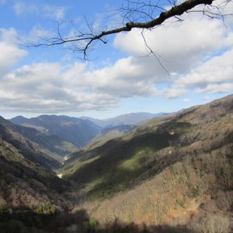 断崖絶壁の先に見えるのは遠山郷
奥深さを感じます
塩の道で栄えたことが分かる景色です