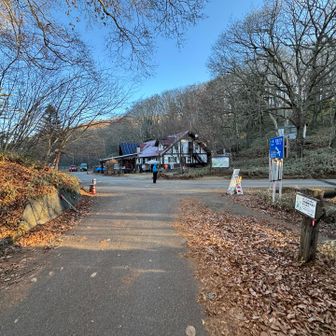 上日川峠。バス停前に「ロッジ長兵衛」があります。