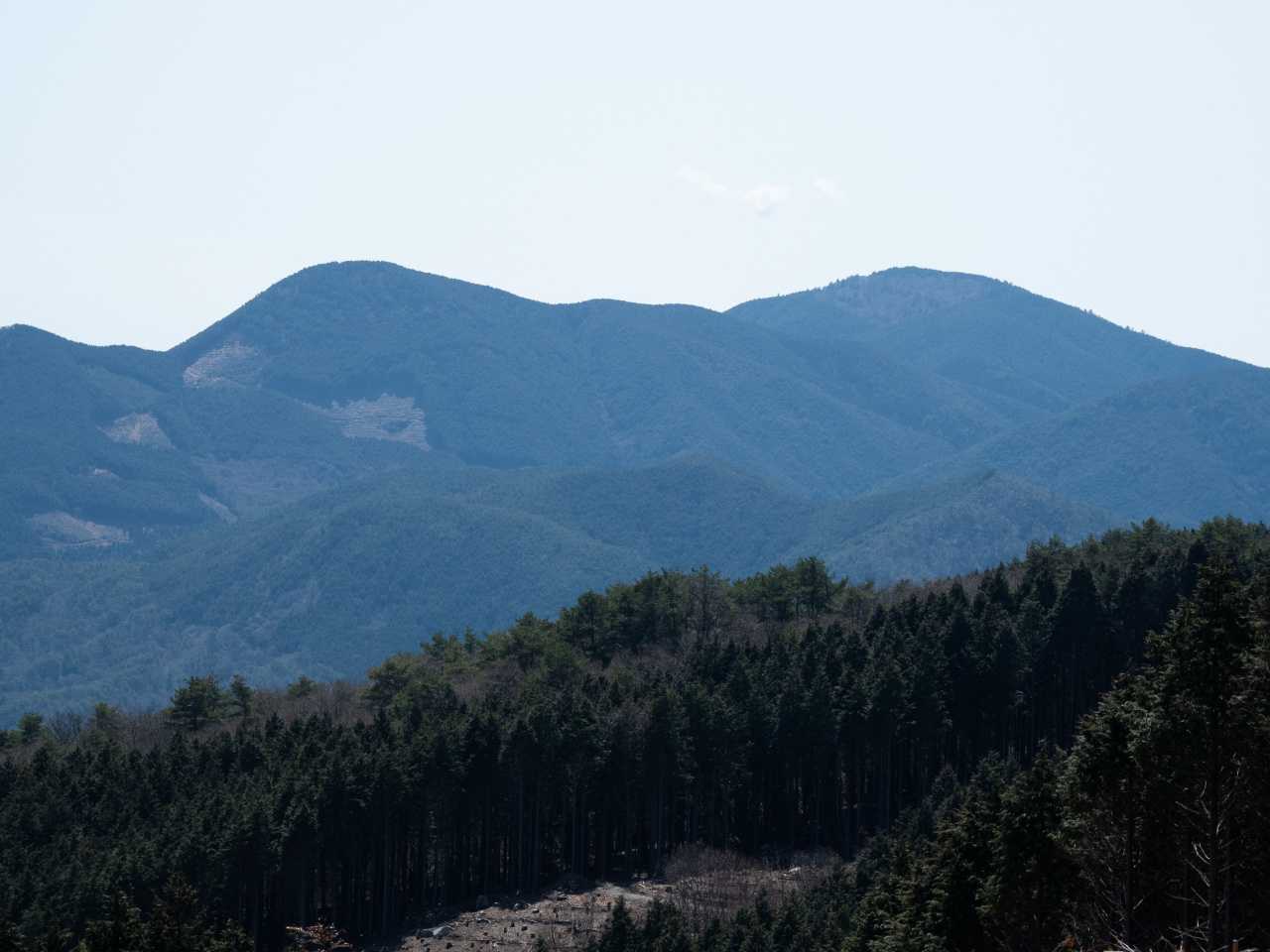 カンノキ山と鷹ノ巣山。