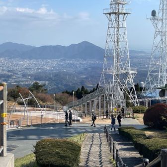 山頂のすべり台とブランコ