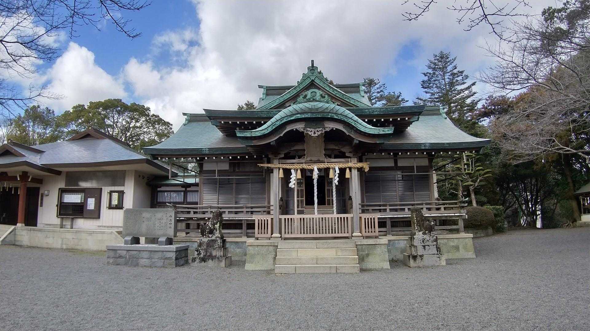 雌岡山の山頂にある神出神社に到着