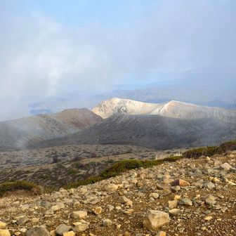 なんか火山帯ぽい山見える