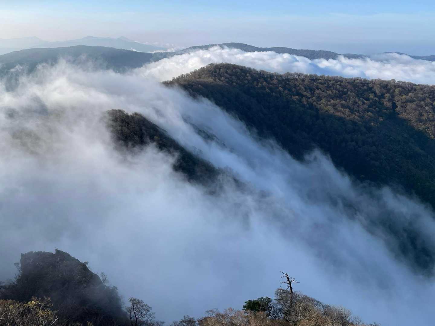 滝雲です、強風に煽られ尾根を登っていました