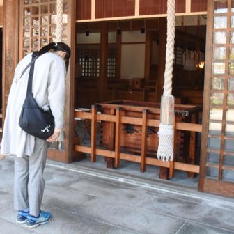 《 足羽神社 》

トシと結婚してからは少し遅くなり気味で、今年は今日が初詣　二礼二拍手一拝で...
(t)