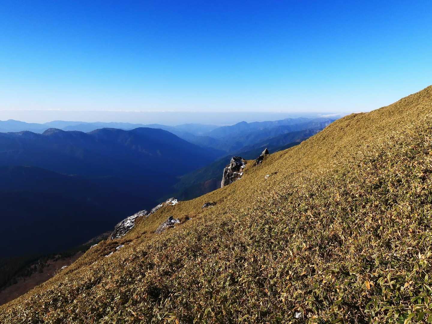 土佐湾を望む南西方向に目立つのは御在所山