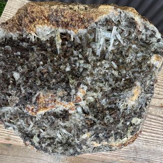 これは水晶小屋の前にあった展示品

良く見ると、六角形の結晶がたくさん！！
すごい🤩
