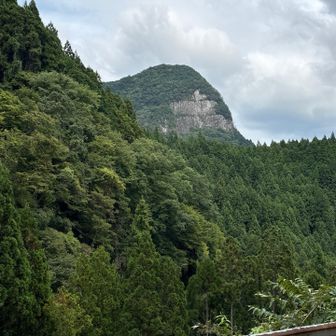 真ん中に鎧岳と左の端にちょっと見えてるのが今下りてきた兜岳