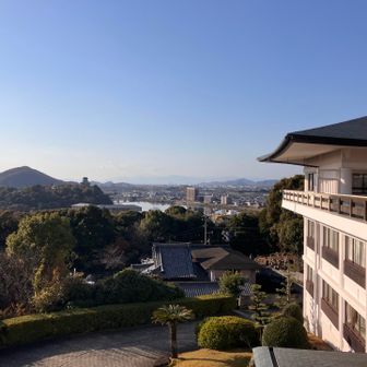 犬山城と右手には岐阜城も