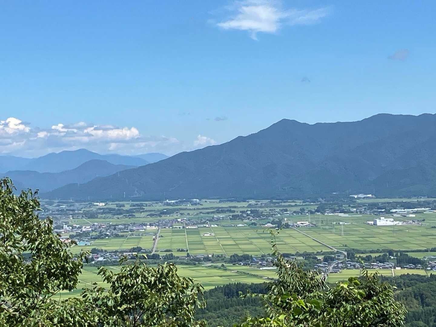 夏空の五泉の町