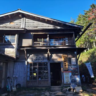 行場山荘🛖
七合目ってことは、標高差あと900mくらいか👣