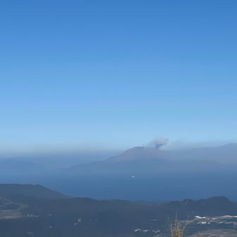 桜島?新燃岳?相変わらず元気や
しかし、開聞岳の頂上は凄く狭くて座れる所がない
立って食べてる方もいらっしゃる
私も立ってゼリーで栄養補給して下山です