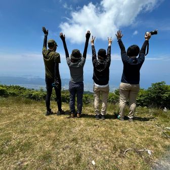 🇬🇧ロンドン出身のロックバンド🎸Elasticaです！

ただ単に男女構成が同じ、男性1人女性3人編成のロックバンドにかけた分かりづらいボケです…💧