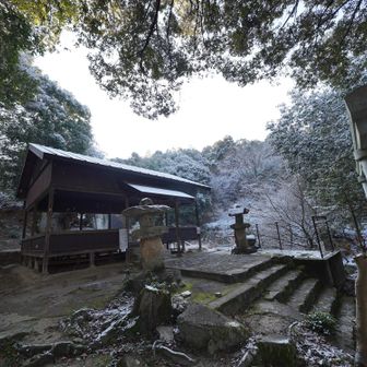 神社の横を通る