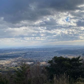 東向きに四日市・伊勢湾方面を臨む。