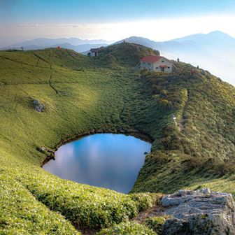 翌日の朝。三嶺の山頂でスタンバイしていましたが、ガスでご来光は拝めず。朝食を食べた後に外に出てみると柔らかい青空が出ていました。風も少なく池のリフレクションも綺麗に写ってくれました。