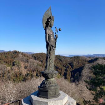 断崖の先端に立つ お船観音像