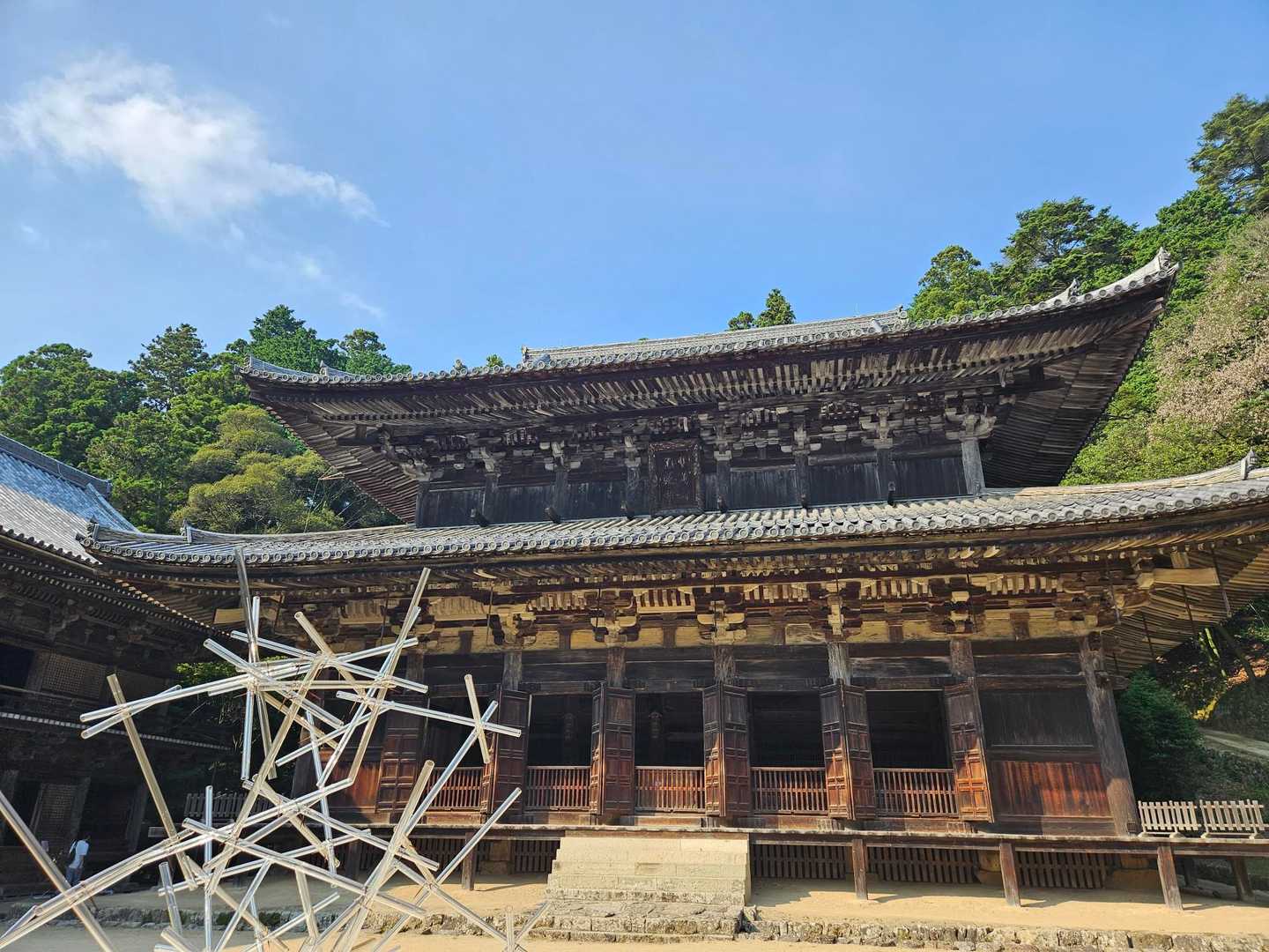 なんやらアーティストの人の作品が寺とコラボってた☺️

国立競技場作った人なんやって〜。
知らんけど🤭
