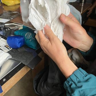 先輩はカバンの中のメンテし始めたら、たくさんいろいろ出てきてww濡れかけのティッシュです。大事に持ち帰って乾かしてください！笑
