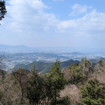 国見櫓からの眺望〜奥に大和葛城山と二上山〜